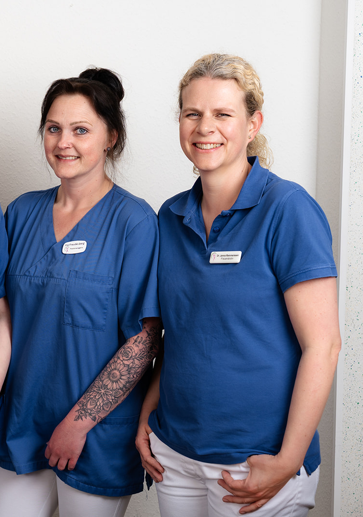 Fotografie von Frau Dr. Remmerssen und der Medizinischen Fachangestellten Frau Ina Freudenberg.
