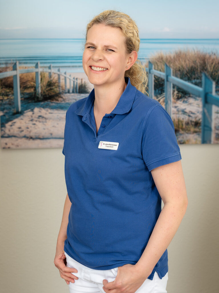 Fotografie von Frau Dr. Remmerssen, die freundlich in die Kamera lächelt.
